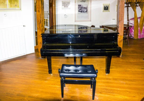 Piano Antigo Sala Museu Decoração Mobiliário Para Visitantes Museu — Fotografia de Stock