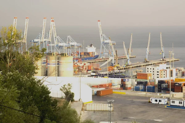海运货物港口与集装箱的看法 地点伊斯坦布尔 土耳其 — 图库照片