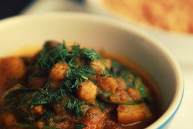 Basit sebze çorbası. Avrupa mutfağı. Nohut, patates ve havuç. Organik gıda. Vegan yemek. Vejetaryen yemek.