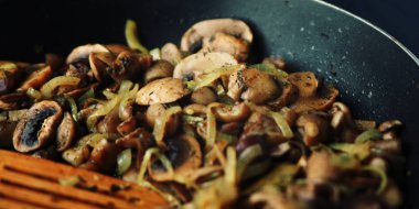 Bir tavada kızarmış yağlı mantar ile. Vegan yemek. Fried mantar ve soğan kızartma tavası. Avrupa mutfağı. Kızarmış yağlı mantar pan. Basit vejetaryen yemek. Geniş fotoğraf. Yakın çekim. Seçici odak.