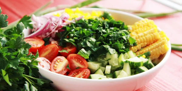 Placa Branca Com Legumes Cortados Para Uma Salada Vegan Mesa — Fotografia de Stock