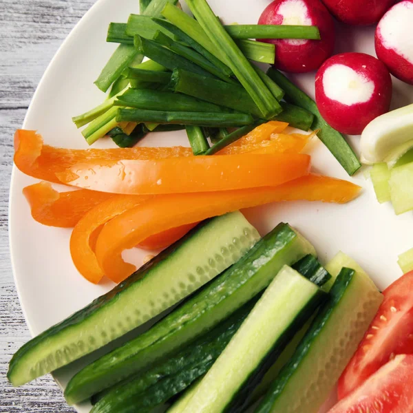 Witte Plaat Met Groenten Voor Een Vegetarische Salade Radijsjes Tomaten — Stockfoto