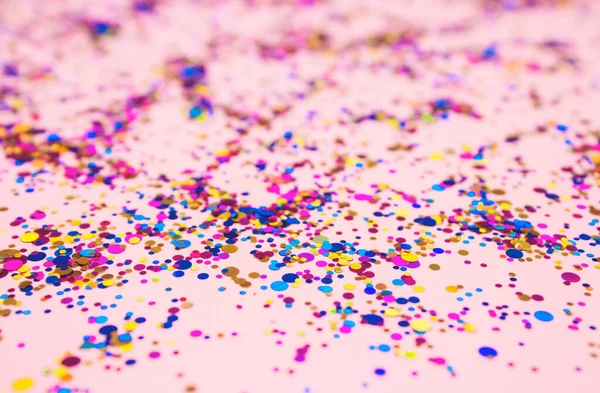 あなたの創造的なプロジェクトやデザイン お祝いのコンセプトのためのトレンディーなピンクのパステルの背景にカラフルな輝き 選択的焦点 — ストック写真