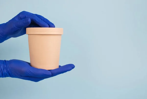 Las Manos Mujer Guantes Protectores Desechables Azules Sobre Fondo Azul — Foto de Stock