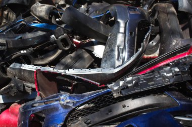 Kırık plastik ve metal araba parçalarına yakından bakmak - otomobil çöplüğü, ulaşımı bekleyen bozuk arabalar ya da hurda yığınına atılmak. Hurda araba ve araba geri dönüşüm konsepti