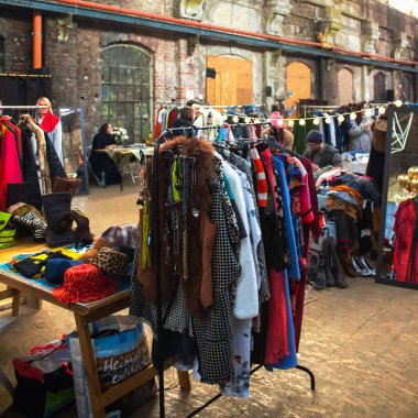 Lviv, Ukrayna - 16 Şubat 2020: Lem İstasyonu, Tlum ve Kram 'da garaj satışı. Hipster vintage kıyafetler ve bit pazarında ikinci el mallar. Ucuz alışveriş ya da bağış konsepti, kare kompozisyon
