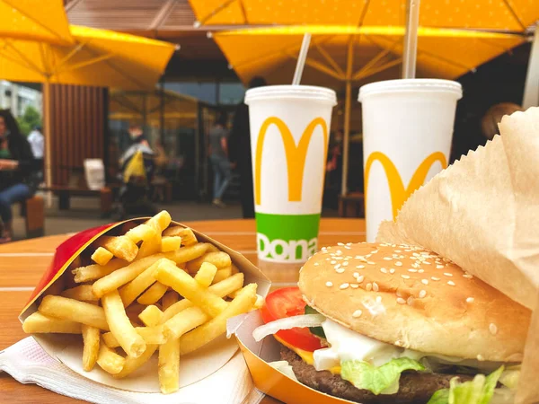 Lviv, Ukrayna - 15 Haziran 2020: McDonald 's restoranında patates kızartması, hamburger veya çeyrek pounder peynirli ve sebzeli Big Mac menüsü ve kahvaltıda veya öğle yemeğinde coca-cola ile iki kağıt bardak.