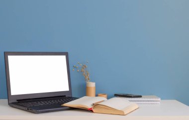 Beyaz masada siyah dizüstü bilgisayarı olan yaratıcı girişimci ya da öğrencilerin modern ev ofisi. Çevrimiçi eğitim, evden çalışma - yeni gerçeklik kavramı