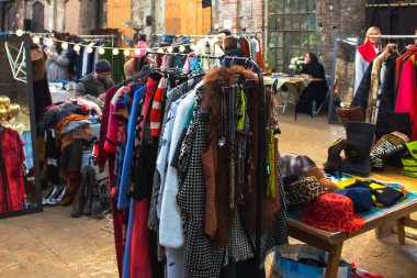 Lviv, Ukrayna - 16 Şubat 2020: Lem İstasyonu, Tlum ve Cram 'de garaj satışı. Renkli hippi kıyafetleri, ikinci el eşyalar ve bit pazarında hediyelik eşyalar. Ucuz alışveriş ya da bağış konsepti