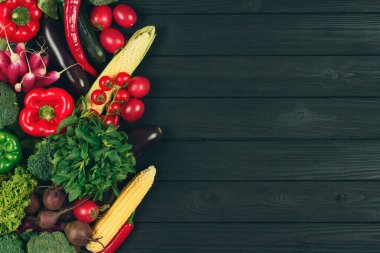 Yerel çiftçi pazarından taze çiğ sebzeler, siyah ahşap arka planda ya da masada. Sağlıklı ve organik gıda konsepti, sonbahar hasadı. Metnin ya da sunumun için metin boşluğu, blog. Tarz tonu