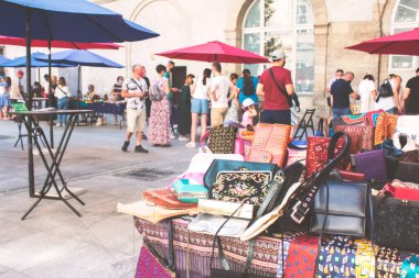 Lviv, Ukrayna - 09 Ağustos 2020: garaj satışı Tlum ve Kram. Farklı klasik kadın çantaları, debriyajlar, cüzdanlar ve diğer antika eşyalar - bit pazarındaki eski eşyalar, ucuz alışveriş konsepti