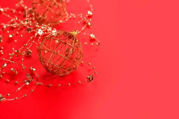 Bella Composizione Natale Capodanno Con Decorazioni Dorate Sfondo Rosso Brillante — Foto Stock