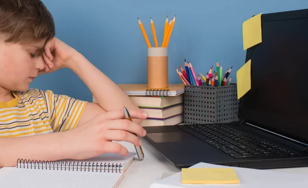 Moe Jongen Online Studeren Met Zijn Laptop Zitten Aan Tafel — Stockfoto