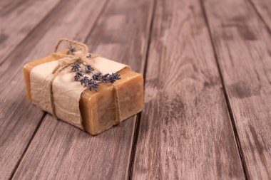 Doğal ahşap zemin üzerinde lavanta özü bulunan doğal el yapımı sabunlar. Ev spa tedavileri. Doğal kozmetik ve cilt bakımı