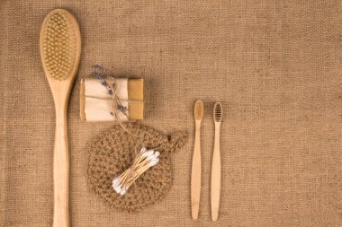Sıfır atık banyo gereksinimleri - bambu diş fırçaları, pamuk tomurcuklar, ahşap vücut fırçası, jüt bez ve organik sabun veya kuru şampuan - ev spa ve sürdürülebilir yaşam tarzı konsepti. Model, kopyalama alanı