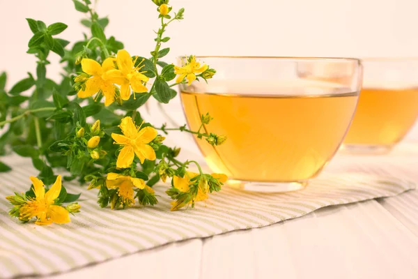 Widok Bliska Świeżej Ziołowej Herbaty Hypericum Przezroczyste Kubki Żółte Kwiaty — Zdjęcie stockowe