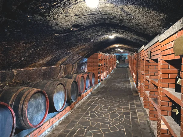 Eski Yerel Şaraphane Şarap Şişeleri Fıçılar Taş Tuğlalar Raflar Geleneksel — Stok fotoğraf