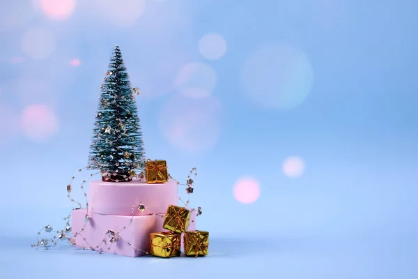 Модна Різдвяно Новорічна Композиція Різдвяною Ялинкою Подарункові Коробки Прикраси Рожеві — стокове фото