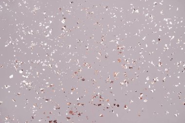 Projeniz için holografik uçan gümüş parıltıları olan şenlikli gri arka plan. Kopyalama alanı olan bir tatil arkaplanı. Doğum günü partisi, Noel ve Yeni Yıl kutlaması konsepti