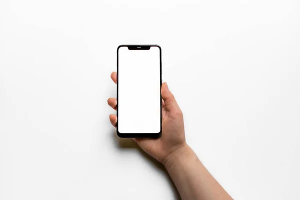 Beyaz ekranlı, elinde kırpma yolu olan siyah bir cep telefonu.. 