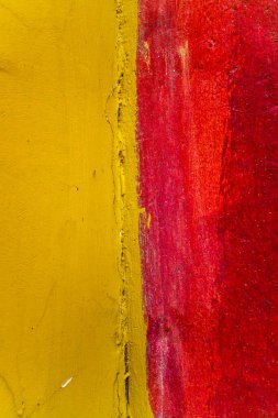 Eski sarı ve kırmızı desenli çatlaklı duvar. Güzel arka plan. Binanın boyası çatlamış..