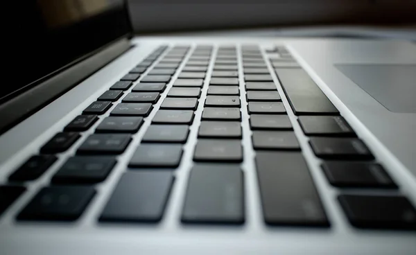 Φωτογραφία πλευρά άποψη ενός σύγχρονου πληκτρολογίου laptop. Επιχειρήσεις, τεχνολογία Διαδικτύου, έννοια του κοινωνικού δικτύου. Πληκτρολογώντας σε πληκτρολόγιο υπολογιστή laptop, σύνδεση του Διαδικτύου στο γραφείο. — Φωτογραφία Αρχείου