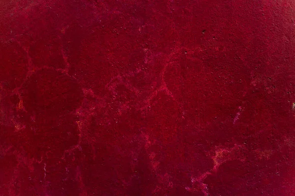 Kırık ve çizgili, kırmızı desenli eski bir duvar. Güzel soyut arkaplan.