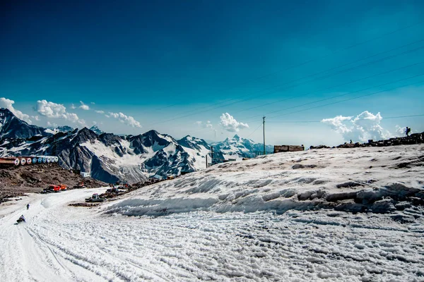 Sneeuw Zomer Hoge Bergen Blauwe Lucht Wolken Elbrus — Stockfoto