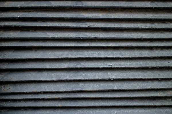 Ventilación azul en la pared de un edificio antiguo. Persianas texturizadas. Hermoso fondo . —  Fotos de Stock