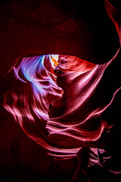 Antilop Kanyonu, Page, Arizona, ABD. Kayalıklarda tepede ışık var. İnanılmaz bir güzellik. Dokulu duvarlar. Yüksek kalite fotoğraf