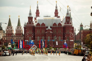 9 Eylül 2014. Moskova, Rusya. Tverskaya caddesindeki Kızıl Meydan yakınlarında şenlik geçidi. Eyalet Tarihi Müzesi. - Şehir günü. Kaliteli fotoğraf. Editör belgeseli. Yüksek kalite fotoğraf