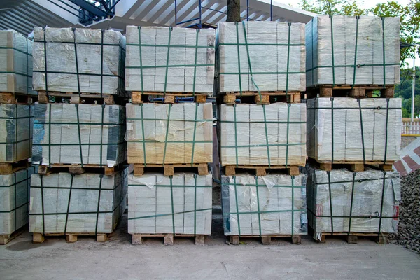 Paletas con azulejos. Reparación de la acera, sustitución de baldosas en la calle de la ciudad . — Foto de Stock