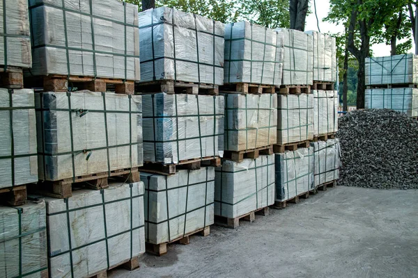 Paletes com azulejos. Reparação da calçada, substituição de azulejos na rua da cidade . — Fotografia de Stock