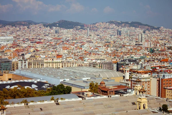 Panoramisch uitzicht op het zonnige Barcelona in Spanje. Daken van de huizen en bergen. — Stockfoto