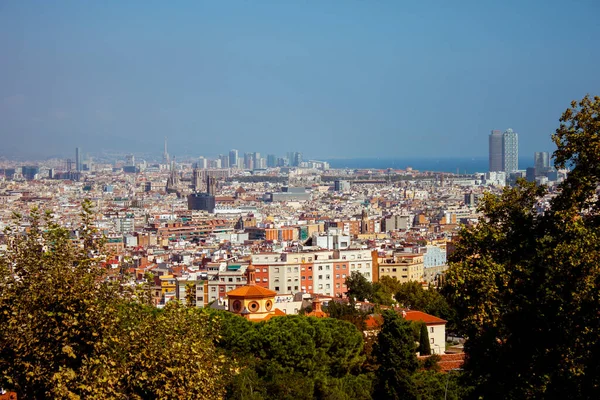 Panoramatický výhled na slunnou Barcelonu ve Španělsku. Střechy domů a modré moře. — Stock fotografie