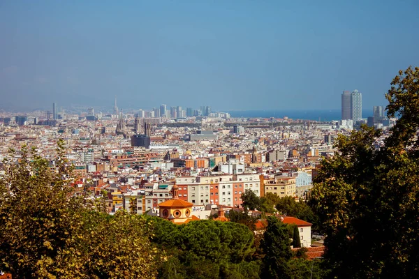 İspanya 'daki güneşli Barselona' nın panoramik manzarası. Evlerin çatıları ve mavi deniz..
