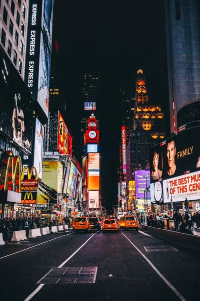 1 Kasım 2017. New York, ABD, Times Meydanı. En parlak turist sokağı. İyi geceler. Editör belgeseli.