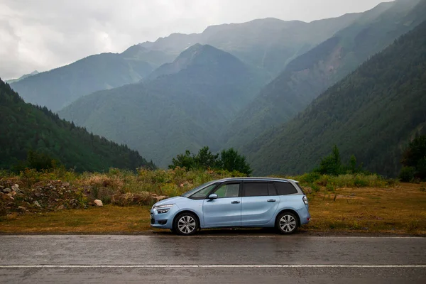 Dağlarda büyük bir aile arabası. Off-road konsept geçmişi. Yaz tatili. Citroen Grand C4 Picasso. 14 Ağustos 2017. Georgia mı? Editör fotoğrafı.