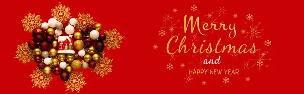 Mutlu Noeller ve mutlu bayramlar tebrik kartı, çerçeve, pankart. Yeni yıl. Kırmızı arka planda Noel oyuncakları ve kırmızı, altın dekor. Kış Xmas bayramı teması. Düz yatıyordu