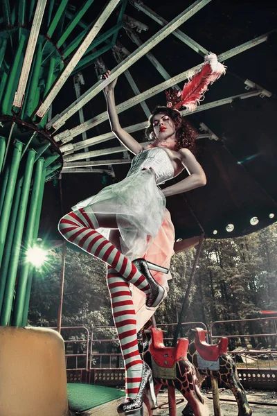 Menina do circo em vestido branco no carrossel — Fotografia de Stock