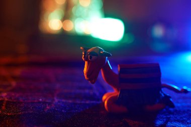 turuncu hamuru Noel deve üzerinde arka plan bulanık