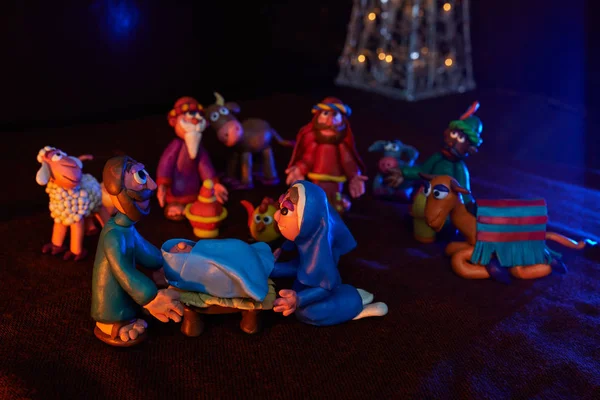 Vele plasticine figuren op het thema van Kerstmis met mooie verlichting — Stockfoto