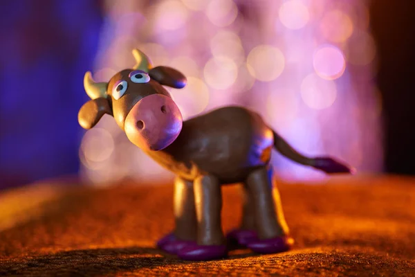 Plastelina Wesołych Krowy Serii Świąteczne Niewyraźne Tło — Zdjęcie stockowe
