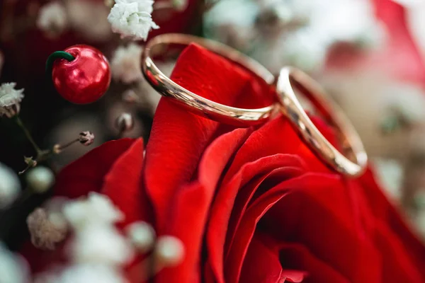 Postcard Gold Rings Lying Red Rose — Stock Photo, Image