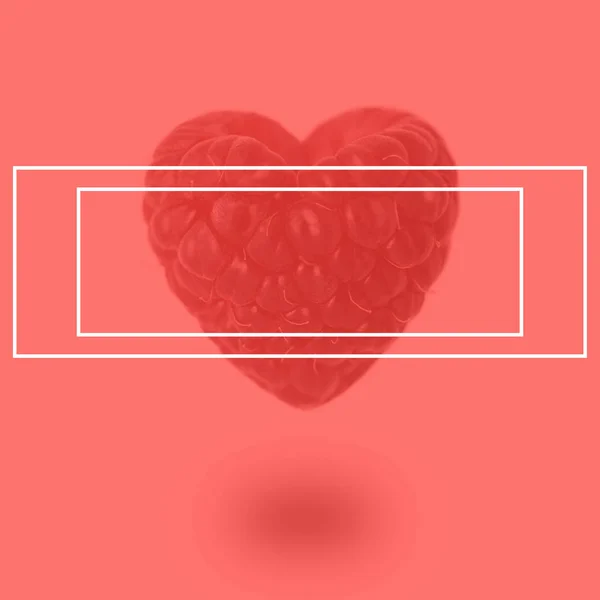 Framboise Forme Coeur Avec Une Ombre Sur Fond Corail — Photo