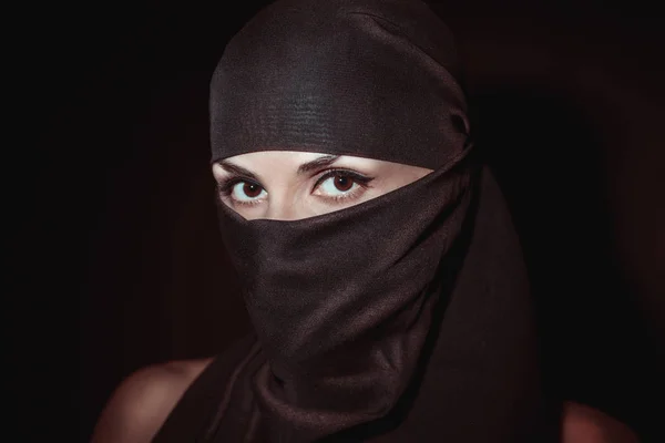 Bela Menina Oriental Com Olhos Amêndoa Hijab Fundo Escuro — Fotografia de Stock