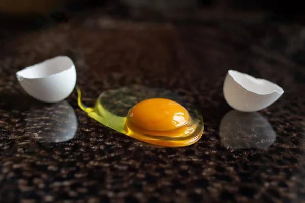 Oeuf Cassé Avec Jaune Protéines Coquille Sur Peau Léopard Avec — Photo