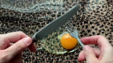 Kırık yumurta sarısı ve leopard baskı ve çatal kaşık ile protein ile