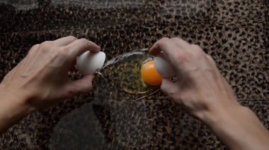 Kırık yumurta sarısı ve protein üzerinde leopar baskı ile