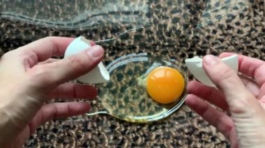 Kırık yumurta sarısı ve protein üzerinde leopar baskı ile